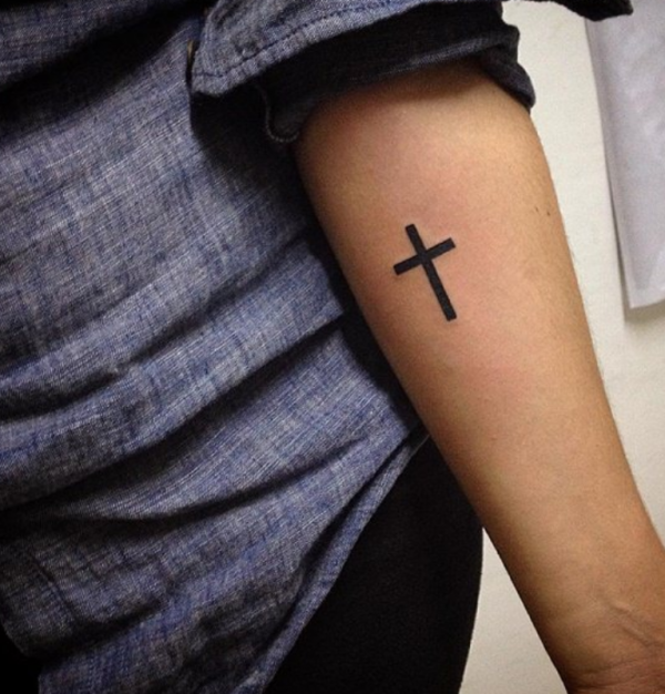 Simbol salib sederhana di pergelangan tangan